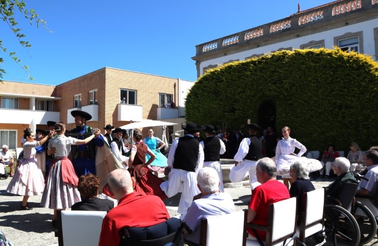 Grupo Folclórico da Hungria na DomusVi Villa Carolina.