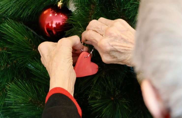 Manual de actividades de Natal para seniores com Demência_ Como adaptar as tradições festivas de forma segura e significativa